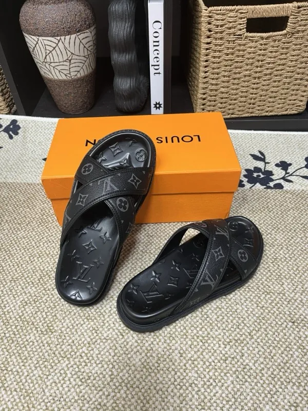 P270🏆Louis Vuitton 🏆[Louis Vuitton] Spring/Summer 2025 [Men's Flip Flops] 🎯🎯As an active family in the fashion industry ⭐ Lv is characterized by bold innovation ⚡Create this casual business style for Chinese fashionable men ✨The fabric is made of imported high-grade cowhide 🔥 Clean and neat ⚡Fashionable and elegant🌹Breathable, sweat-absorbent and deodorant👈So luxurious, high-end and domineering. 👍Must be sold if you repost the picture. Number of yards: 38--46. Color: 🎉 For large quantities. Welcome to repost.